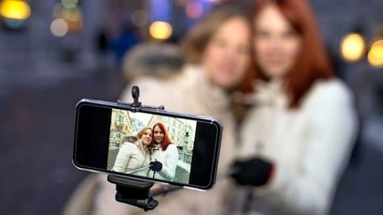 Read more about the article 5 Reasons Why You Need a Selfie Stick
